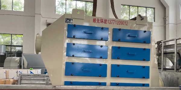 發貨忙不停全力以赴為客戶：廢氣處理廠家耀先環境<i style='color:red'>活性炭吸附箱</i>發貨